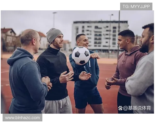 足球巨星家庭温馨合影：球场之外的幸福时光，男主角携亲人共享美好瞬间